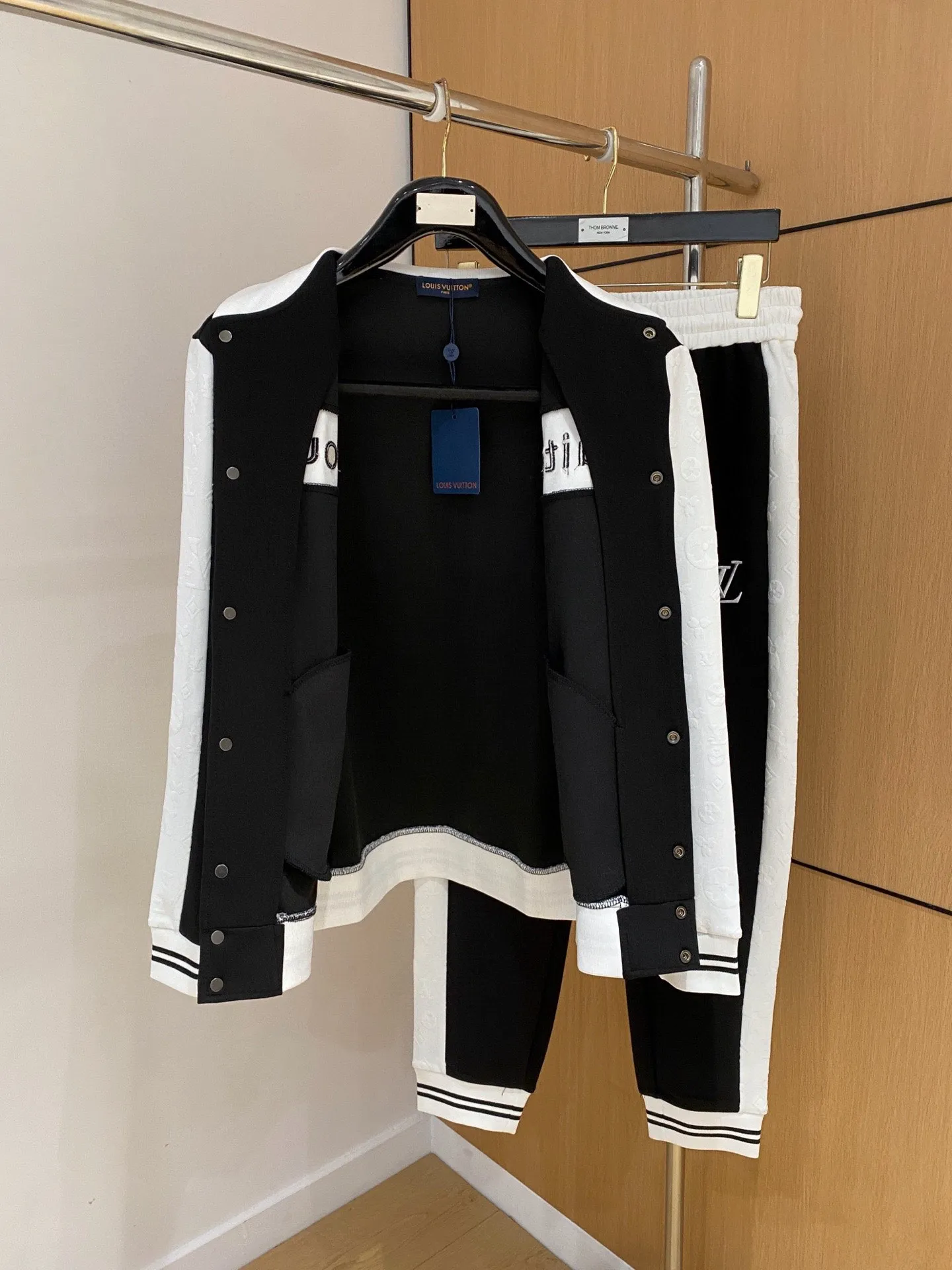 🅿️720 [LV Louis Vuitton] hot-selling suit is coming. Focus on the original version of the official website. 2025 new hot-selling cardigan and sweatshirt suit. The original order is the best. 🇭🇰The meticulous work of top designers. It has a fitting and perfect upper body effect. All-natural high-quality Tencel Roman cotton 100%, close-fitting comfort, noble and elegant! Original hardware embodies elegance and nobility! Counter size: M-3XL (maximum wear up to 190 pounds)